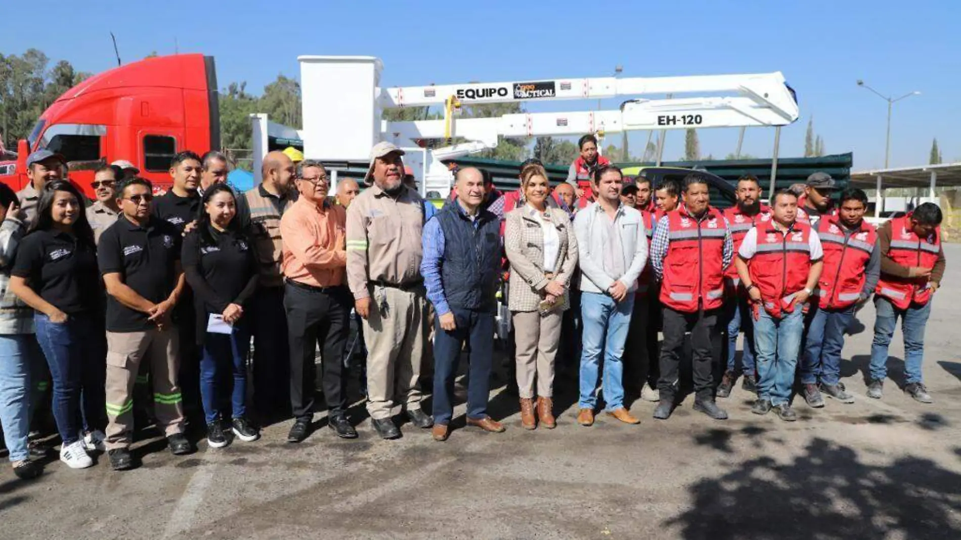 Galindo entrega equipo a alumbrado